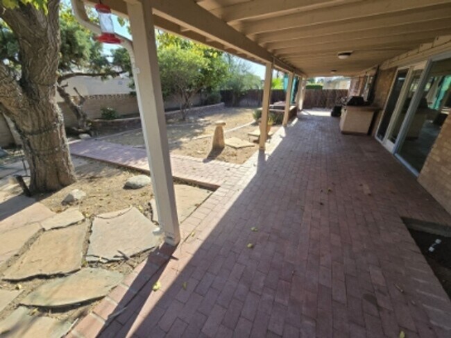 Building Photo - Beautiful Eastside Home