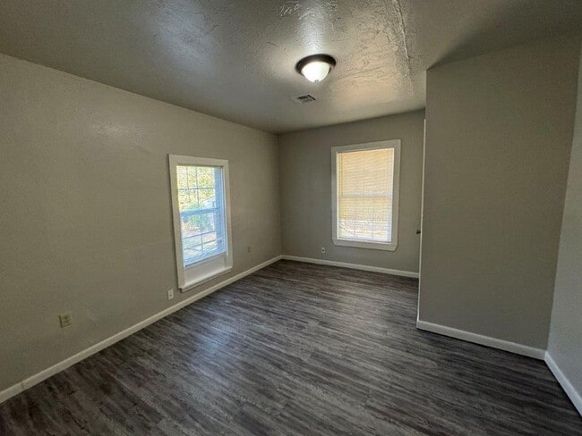 Building Photo - 2 bed 1 bath in Chickasha updates throughout!  250 off your move in by Jan 1st!