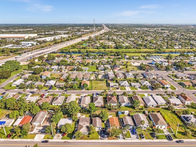 Building Photo - 525 NW 10th Ave