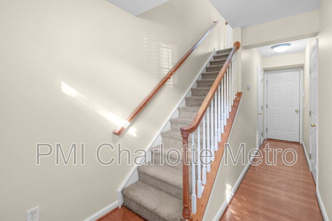 Building Photo - 10484 Alexander Martin Ave