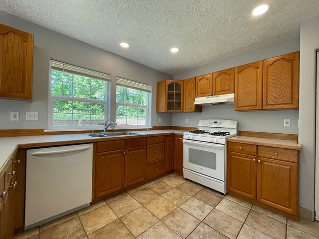 Building Photo - SE Home 3Bd/2.5Ba Home Close to the Willamette River off McLoughlin Blvd. 2 Car Garage and Washer...