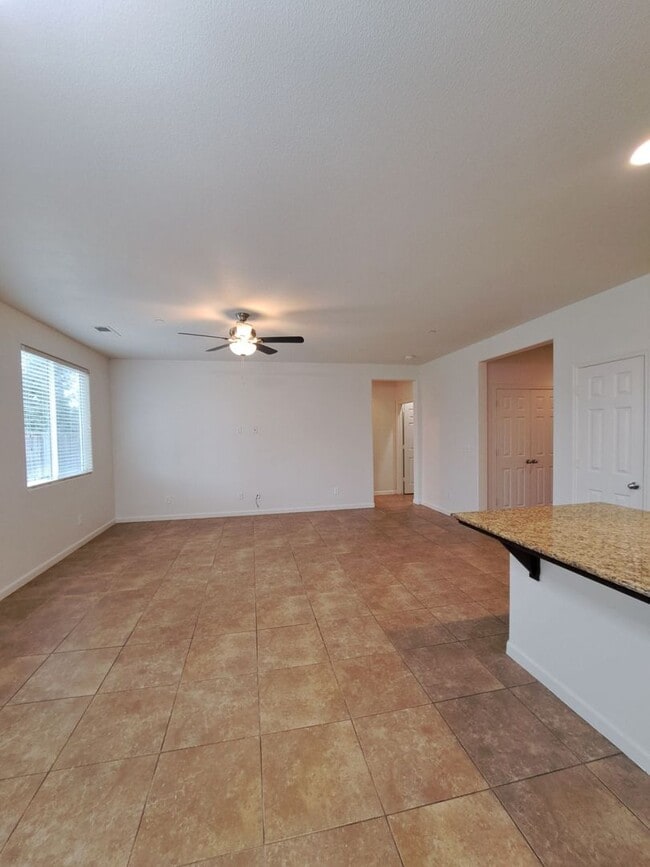 Building Photo - Single Level 3BR Home w/ Backyard in Clovis!