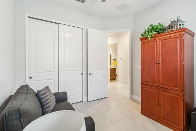 Building Photo - For Rent: Immaculate 3 Bed, 3 Bath + Flex ...