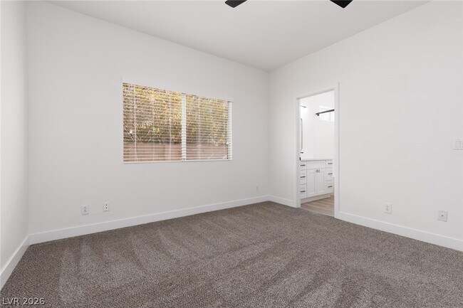 Building Photo - 886 Park Walk Ave
