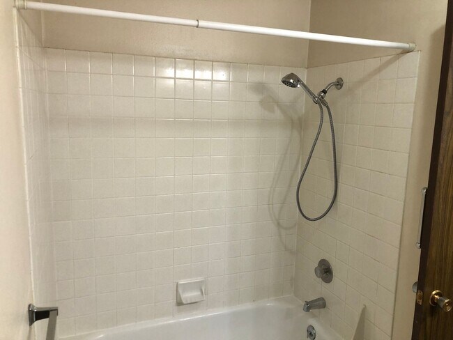 Building Photo - Great 2 bedroom 1 bathroom duplex in Springfield! MOVE IN SPECIAL!