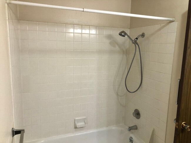 Building Photo - Great 2 bedroom 1 bathroom duplex in Springfield!