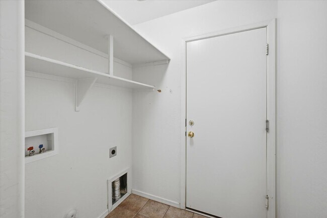 Building Photo - 605 Harding Rd