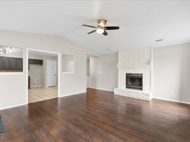 Building Photo - 9395 Green Springs Cir