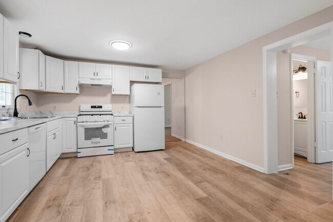 Building Photo - Spacious 4 BR/2.5 BA Single-Family Home in...
