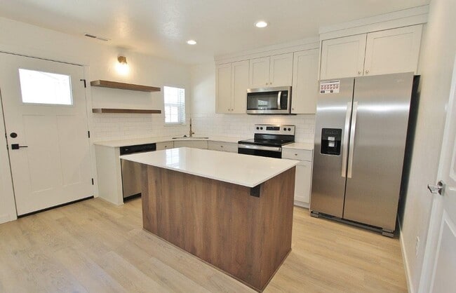 Building Photo - Immaculate Townhouse w/2-Car Garage