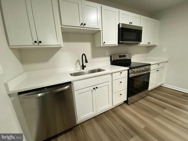 Building Photo - 9 Farrell Ln