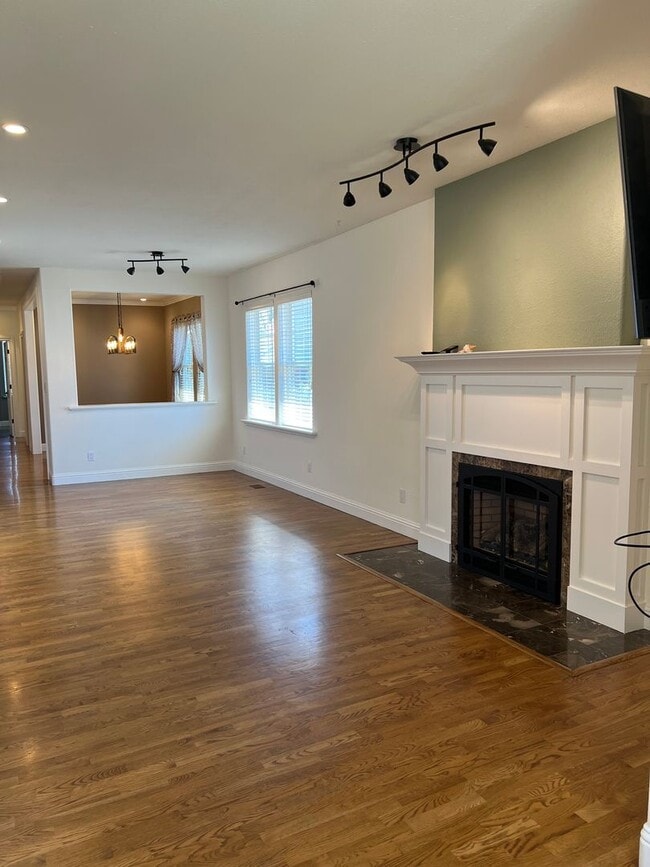 Building Photo - Prospects Heights Charmer 3bd / 2.5ba House