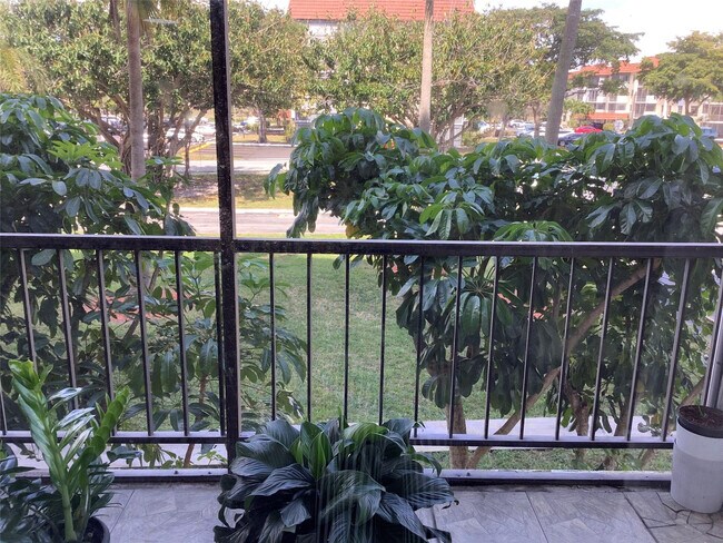 Building Photo - 4174 Inverrary Dr