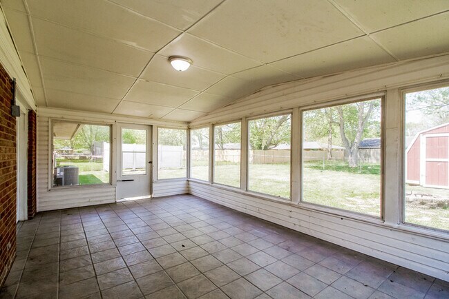 Building Photo - 1706 W Loveland Ave