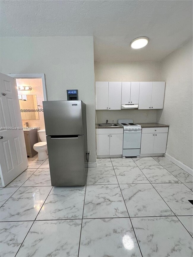 Building Photo - 912 NW 9th Ave