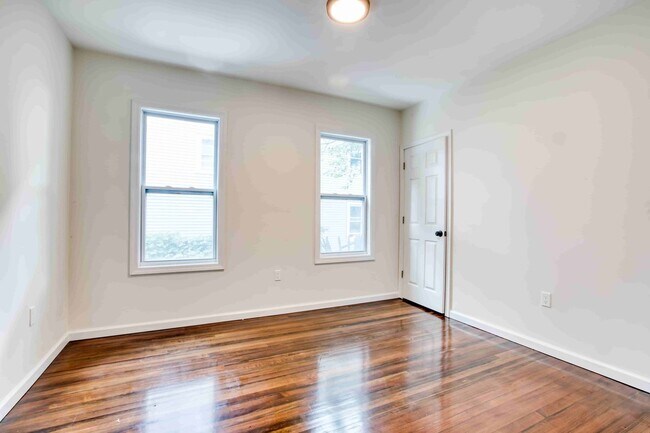 Building Photo - 2 bed 1 bath apartment for rent on Kibbe St