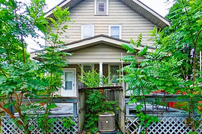 Building Photo - 461-463 Reinhard Ave