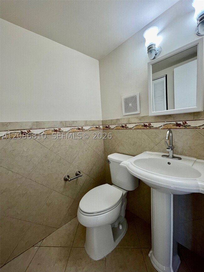 Building Photo - 1035 W 77th St