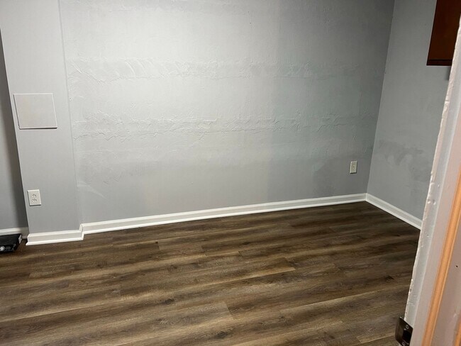 Building Photo - Renovated Rambler Close to METRO, Parks, &...