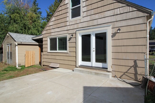 Building Photo - 805 NW Angeline Ave