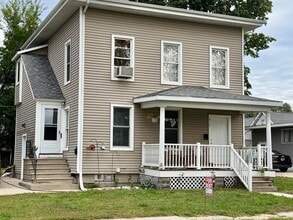 Building Photo - 913 Elliott Ave