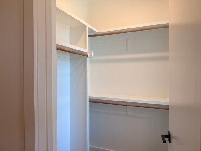 Building Photo - 716 Brighton Rd