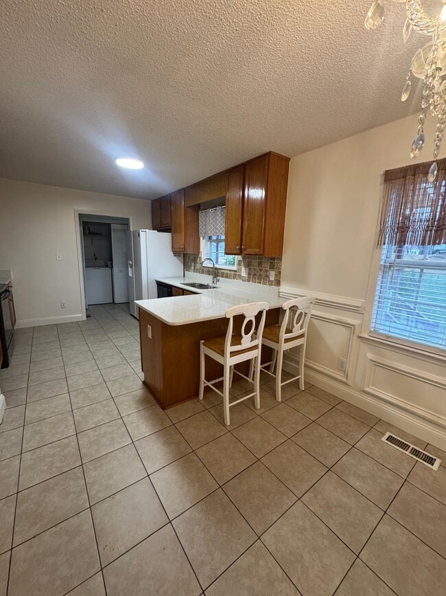 Building Photo - 136 Creek Commons Ave