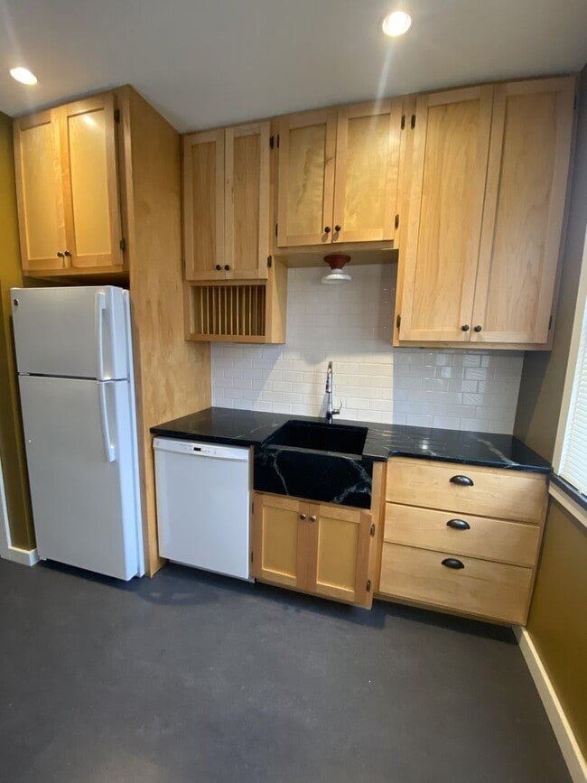 Building Photo - 125 N 9th Ave E