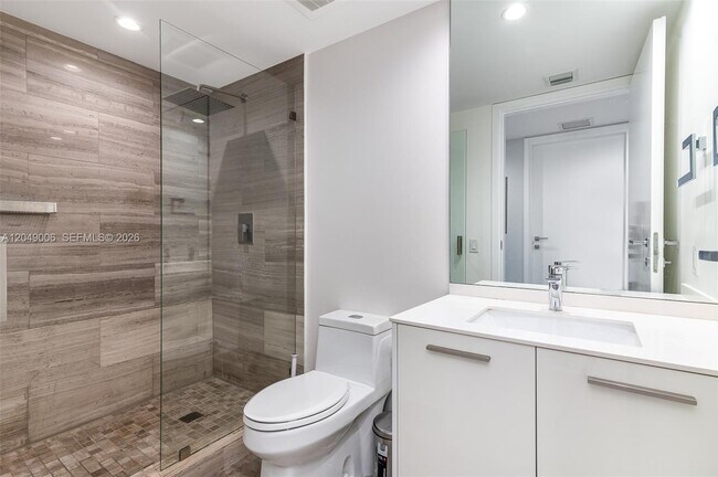Building Photo - 1300 Brickell Bay Dr
