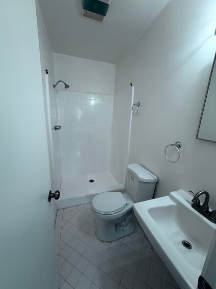 Building Photo - 123 S St Andrews Pl