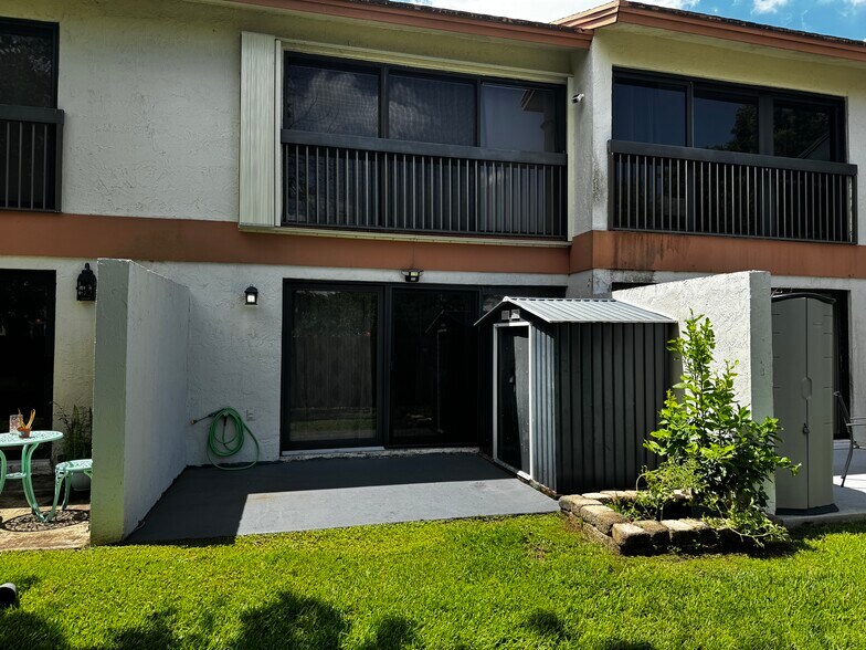 Building Photo - 7115 SW 42nd Ct