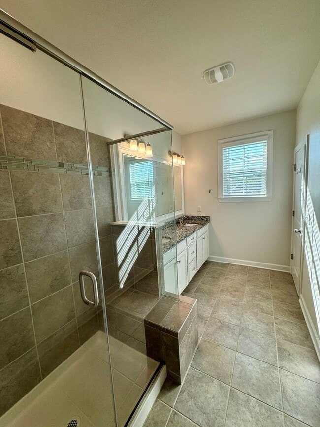 Building Photo - Beautiful 3BR/3.5BA Townhome in Rea Farms