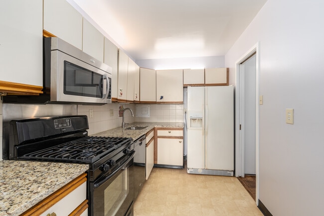 Kitchen w/ Gas Cooking - 5500 Friendship Blvd