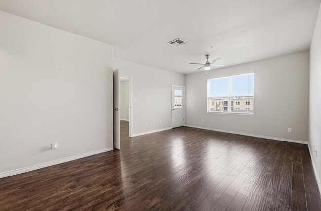 Building Photo - Beautiful Condo in Carrollton!