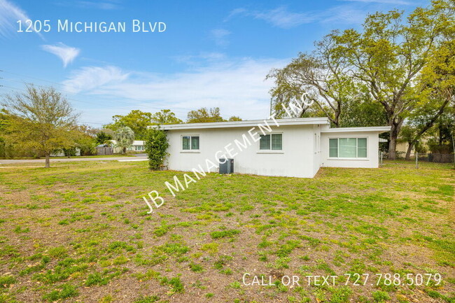 Building Photo - Available Now!! 3/2/2 Spacious home!