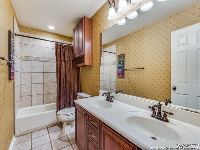 Building Photo - 4bed 2.5 bath