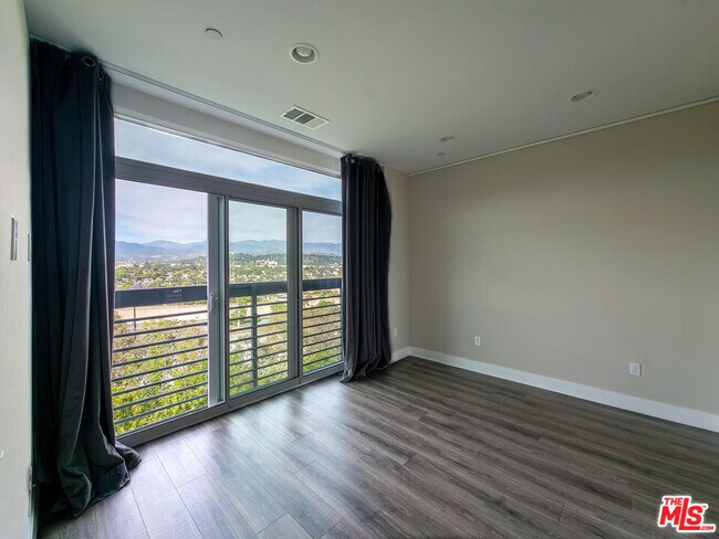 Building Photo - 2753 Waverly Dr