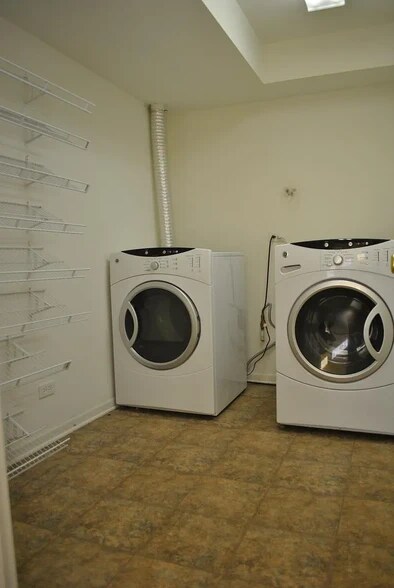Building Photo - 825 Lewisburg Ln