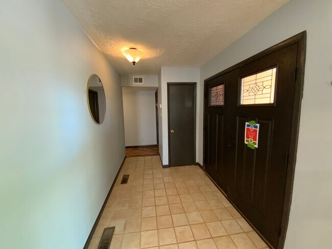 Building Photo - 3 Bedroom Single Story Home Available Near...