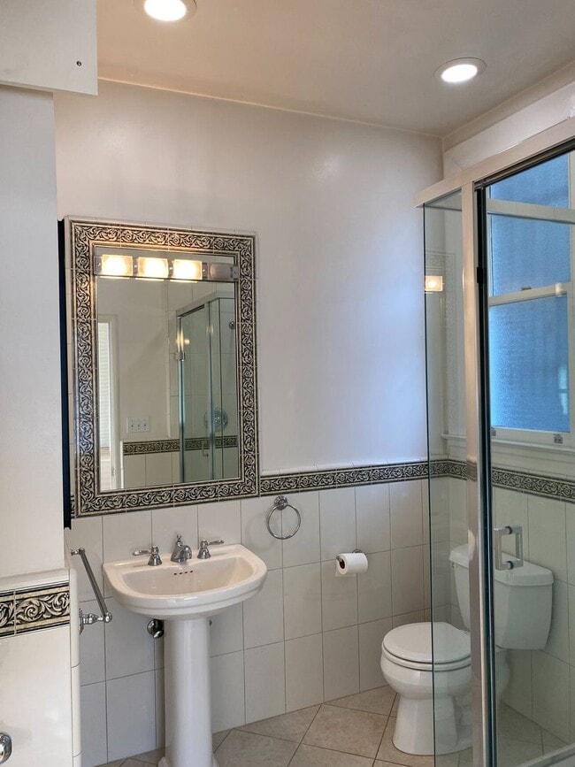 Building Photo - Bright, Corner Studio! Laundry On-Site! HARDWOOD! High Ceilings!