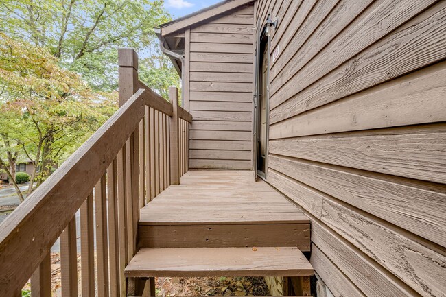 Building Photo - Bright 2-Bedroom Townhouse with Garage & P...