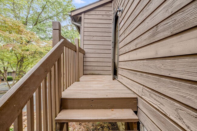 Building Photo - Bright 2-Bedroom Townhouse with Garage & Pool on Tunnel Road