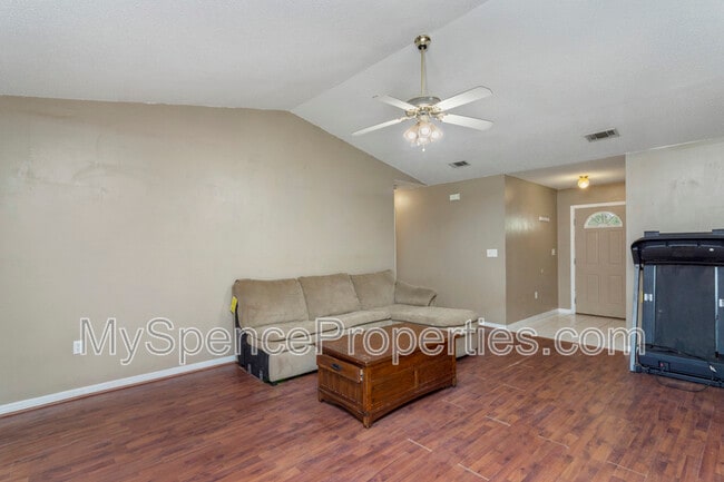 Building Photo - 14 Flora Cove
