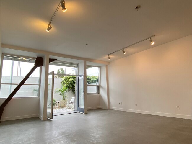 Building Photo - 615 Hampton Dr