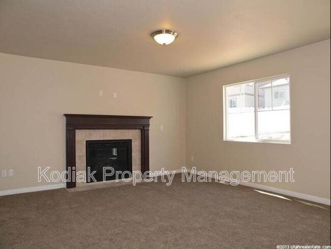 Building Photo - 3325 Redshoulder Dr