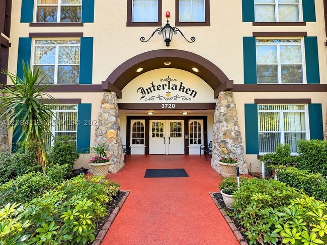 Building Photo - 3720 Inverrary Dr
