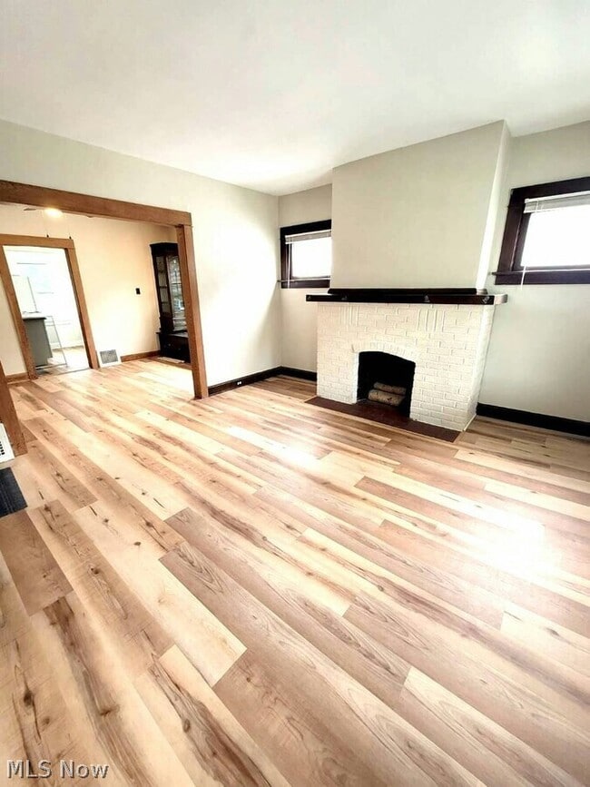 Building Photo - 1303 Lakeland Ave