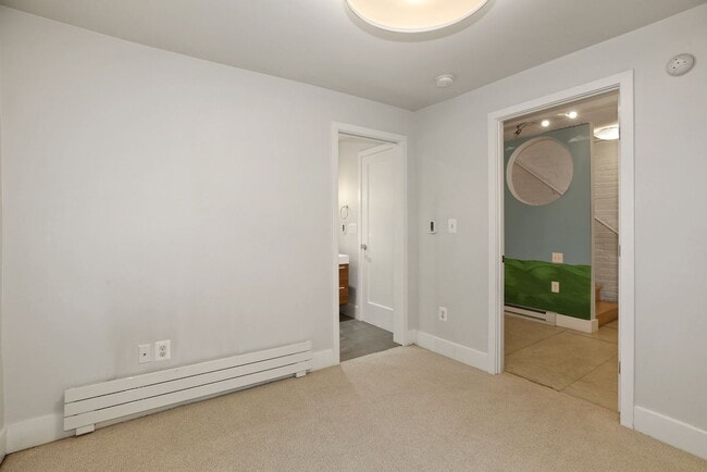 Building Photo - Available Now! 4 Bedroom  3.5  Bathroom Townhouse //Woodley Park// Garage, Driveway & 3 Levels of...
