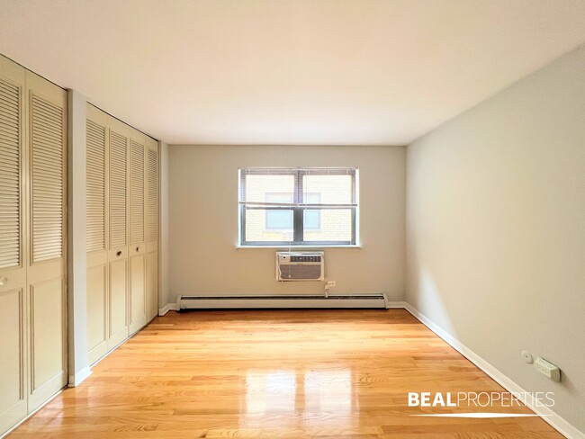 Building Photo - 510 W Briar Pl