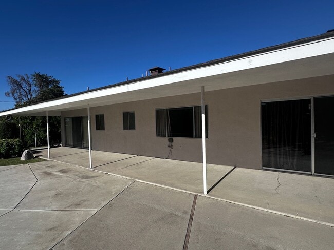 Building Photo - HOUSE